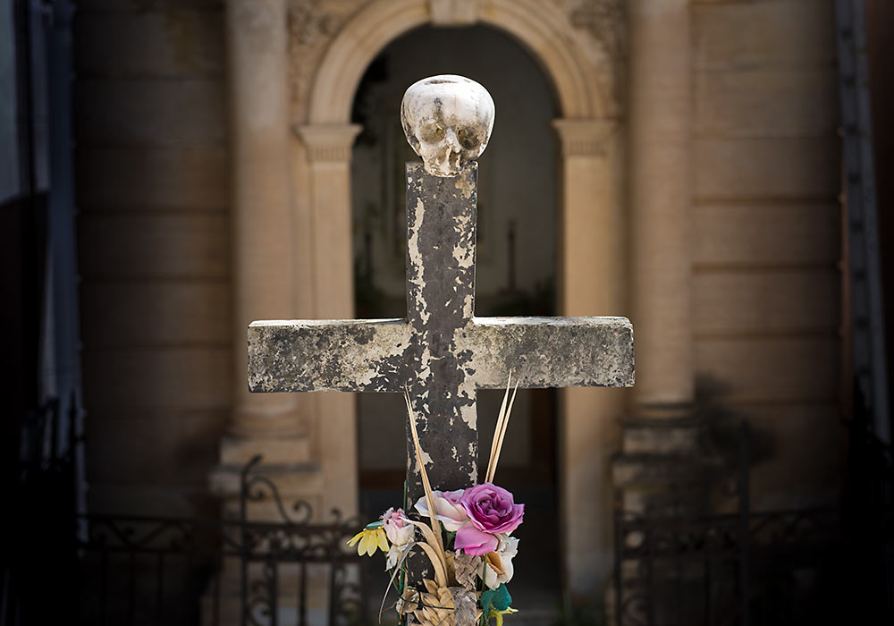 Death in Cefalù, grave in cemetary