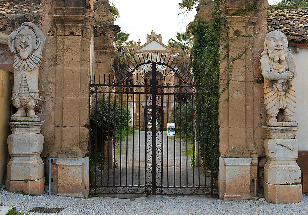 Villa Palagonia, entrance