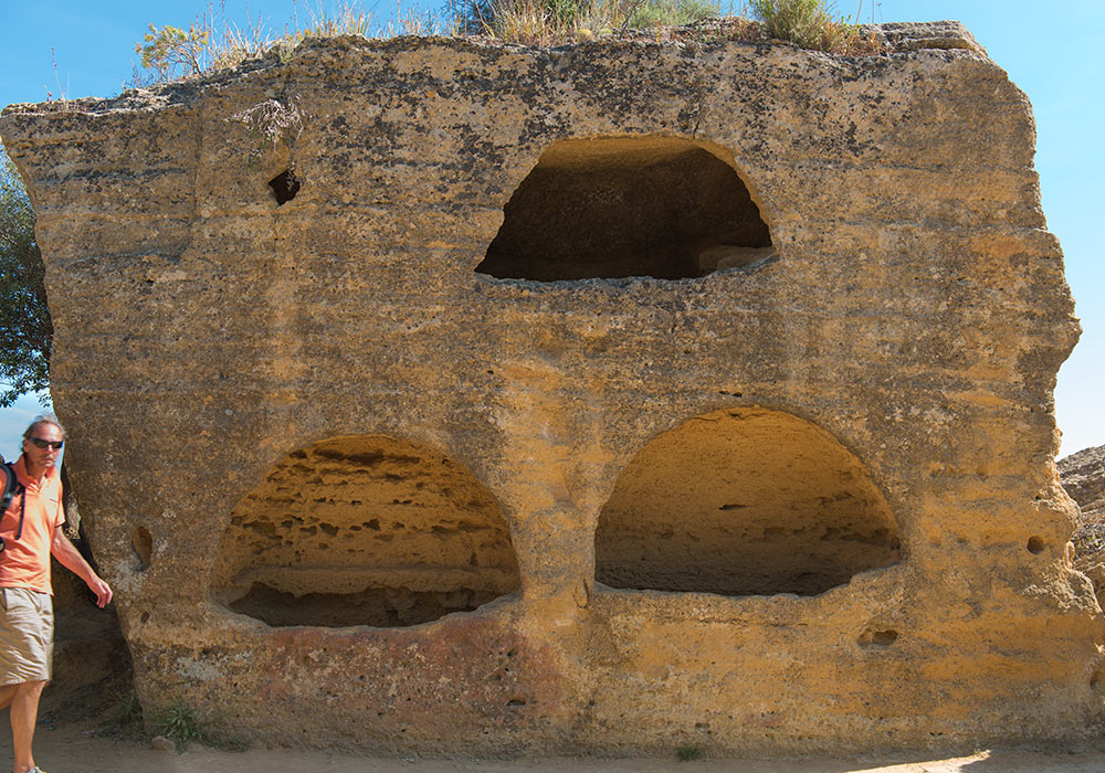 arcosolium, tomb