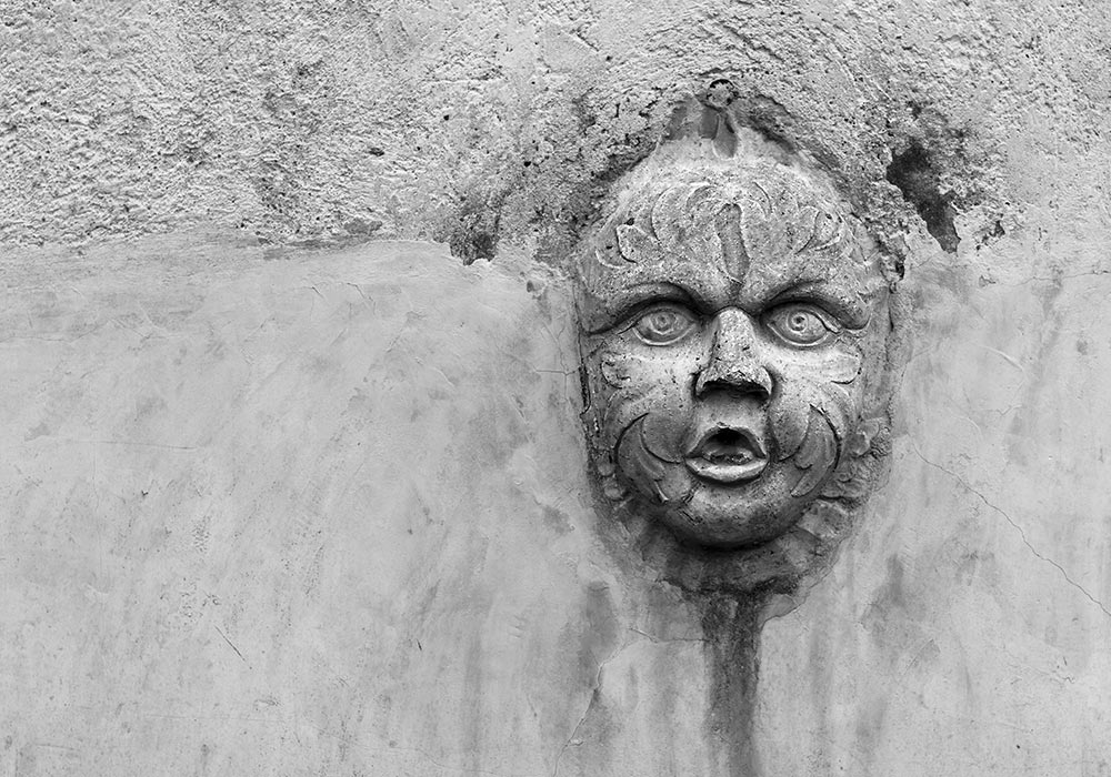 Relief in the garden wall at Villa Palagonia. Photo: Per-Erik Skramstad