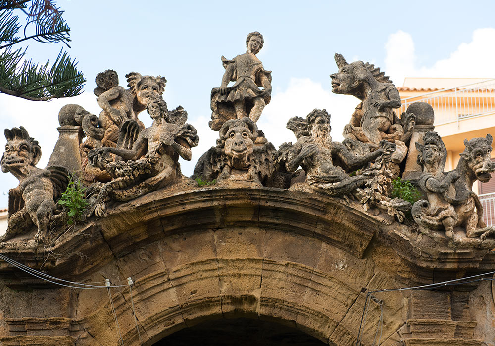 Villa Palagonia: monsters on the gate.  Photo: Per-Erik Skramstad