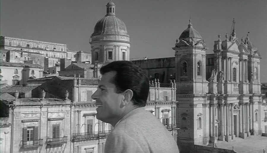 Gabriele Ferzetti in Antonioni's L'avventura. Noto cathedral